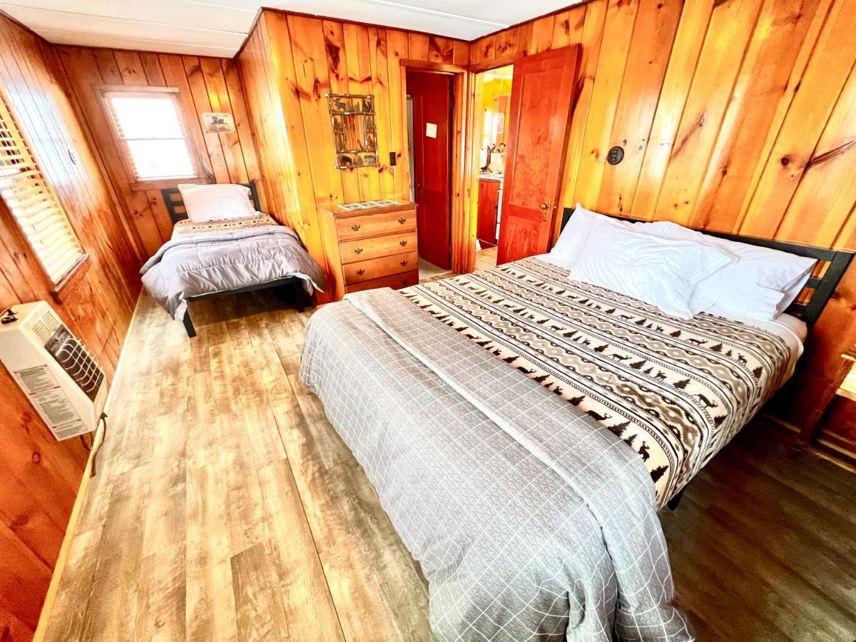 Готель Adirondack Lake Cabins Indian Lake Екстер'єр фото